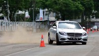 Latihan praktek terbagi menjadi beberapa sesi di antaranya emergency braking, emergency braking and swerving manoeuvre, lane change, dan handling parcours. (Mercedes-Benz).