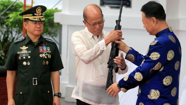 Dubes China Zhao Jianhua secara simbolis menyerahkan bantuan senapan kepada Menhan Filipina Delfin Lorenzana 