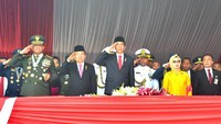 berdiri di sebelah Wakil Presiden Jusuf Kalla dan Panglima TNI Jenderal Gatot Nurmantyo.