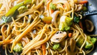 Penyuka sayuran bisa memadukan brokoli, wortel, champignon dalam mie goreng. Renyah segar sekaligus gurih rasanya.Foto: Istimewa