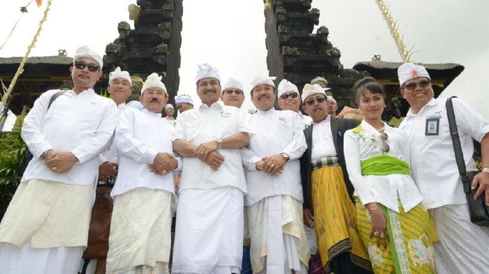 Foto: Menteri Pariwisata Arief Yahya (tengah) saat kunjungan ke Pura Besakih (dok Kemenpar) Foto: Menteri Pariwisata Arief Yahya (tengah) saat kunjungan ke Pura Besakih (dok Kemenpar)