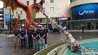 St. Julians. Our Ocean Conference (OOC) 2017 yang digelar di St. Julians, Malta, Uni Eropa dibuka hari ini. Ada aksi tolak plastik di depan gedung acara. Aksi tolak plastik ini dilakukan oleh aktivis lingkungan Greenpreace.