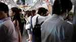 Layar Handphone dan Rutinitas Mengejar Waktu di Tokyo