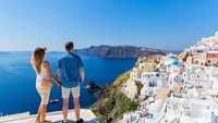 Lanskap pulau ini terbilang unik dan terkesan romantis saat matahari tenggelam yang terlihat keemasan menambah intimnya liburan traveler. Ribuan pasangan traveler pun liburan ke Santorini untuk mencarinya (Dok. Thinkstock)