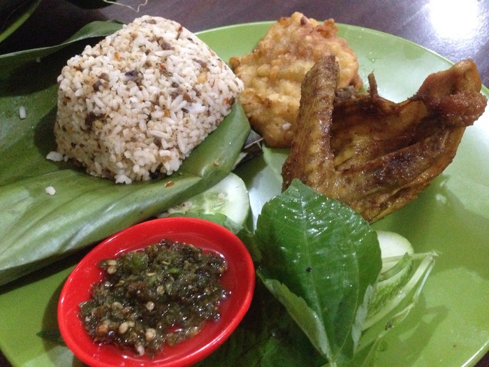 Nasi TO: Komplet! Nasi Tutug Oncom dengan Ayam Goreng Khas 