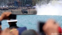 Ada juga jenis tank Marder 2A1, Leopard 2R1, Panser Pandur 105 MM yang dipertontonkan ke hadapan presiden dan masyarakat yang menonton.