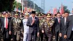 Foto: Momen Jokowi Jalan Kaki 2 Km Tembus Macet ke HUT TNI