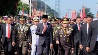 Usai menembus kemacetan, Presiden Joko Widodo akhirnya tiba di lokasi peringatan HUT ke-72 TNI di Dermaga Indah Kiat Merak, Cilegon, Banten. Jokowi bertindak sebagai inspektur upacara dalam peringatan itu.  (Foto: Biro Pers Setpres)