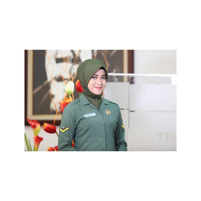 Ini Novira Gina Inrose, anggota TNI berhijab yang memiliki senyum manis. Foto: Dok. Instagram