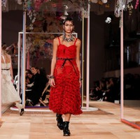 Koleksi Alexander McQueen Spring/Summer 2018 di Paris Fashion Week, Prancis, 2 Oktober 2017. Foto: REUTERS/Gonzalo Fuentes.