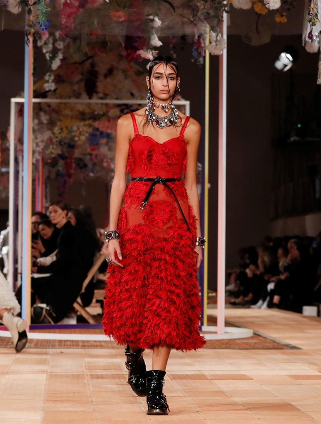 Koleksi Alexander McQueen Spring/Summer 2018 di Paris Fashion Week, Prancis, 2 Oktober 2017. Foto: REUTERS/Gonzalo Fuentes.