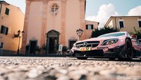 Mobil balapan DTM itu cukup berkesan, karena keduanya bertemu di balapan mobil DTM, di Jerman. (Daimler)