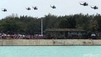 Pasukan TNI Angkatan Laut juga memperkenalkan Heli Bolcow, 10 Pesud Rotary Wing, Sea Rider dan alat tempur lainnya. 