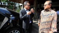 Zulkifli Hasan berbincang dengan Ignatius Suharyo sebelum meninggalkan kompleks Gereja Katedral, Jakarta.