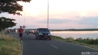 Bagi yang suka jogging atau bersepeda bisa memanfaatkan jalan lingkar waduk (Datuk Haris/detikTravel)