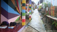 Saat ini sudah ada sekitar 42 rumah yang dicat warna dari sekitar 110 rumah yang ada di Rt 02 dan Rt 03.