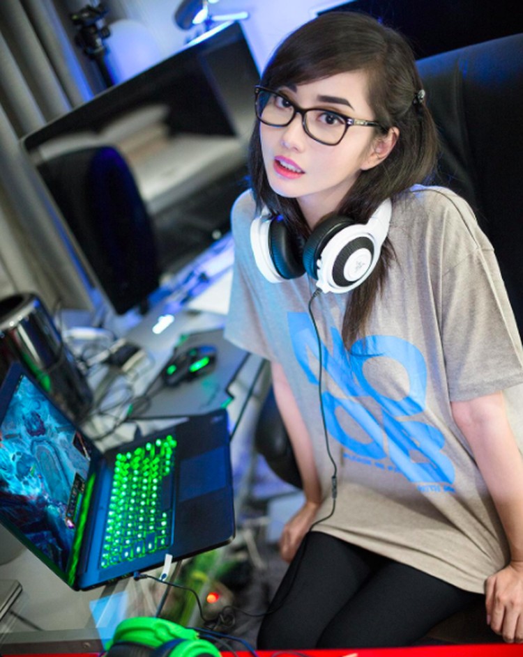 Anime computer geek girl