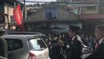 Foto: Momen Jokowi Jalan Kaki 2 Km Tembus Macet ke HUT TNI