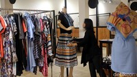 Berbagai model pakaian wanita juga dijajakan di sana.