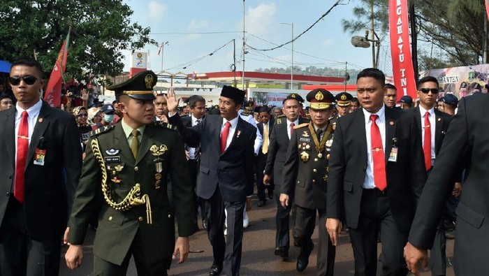Jalan Kaki Tembus Macet, Jokowi: Kalau Ada Motor, Pilih Motor