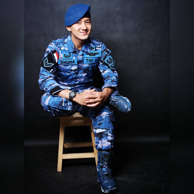 Inilah anggota TNI Angkatan Udara yang juga dikenal sebagai selebgram (selebriti Instagram), Dhuha Yuu Al Fatih. Followers Dhuha di Instagram lebih dari 308 ribu. Halaman komentar Instagramnya setiap hari dihiasi tulisan wanita yang memuji kegantengannya. Foto: Dok. Instagram