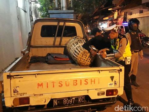 Petugas tilang kendaraan parkir sembarangan/
