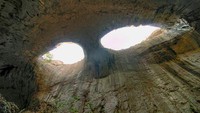 Gua ini bernama Gua Prohodna. Berada di sekitar 112 km dari Sofia, ibukota negara Bulgaria. Tepatnya masuk dalam kawasan Iskar Gorge, 2 km dari Desa Karlukovo di Provinsi Lovech yang berada di bagian utara Bulgaria  (Offical Tourism Portal of Bulgaria)