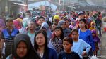 Naik Pohon, Warga Antusias Lihat Atraksi di HUT TNI
