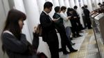 Layar Handphone dan Rutinitas Mengejar Waktu di Tokyo