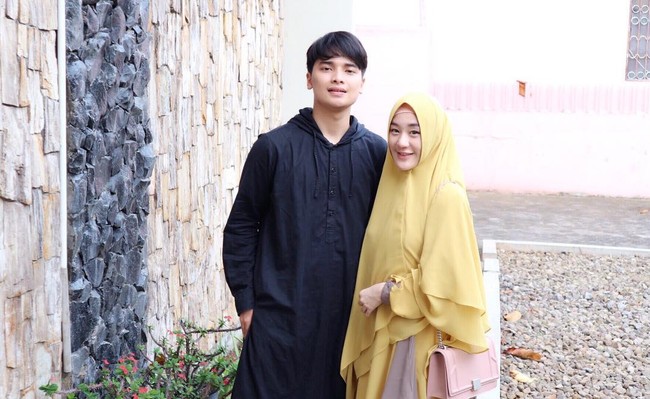 Di berbagai kesempatan, Larissa Chou memilih khimar berpotongan layering yang atraktif. Khimar ini bisa membuat penampilan yang polos tidak tampak monoton. Ia juga selalu melengkapinya dengan ciput dengan warna seirama. Foto: Dok. Instagram @alvin_411