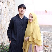 Di berbagai kesempatan, Larissa Chou memilih khimar berpotongan layering yang atraktif. Khimar ini bisa membuat penampilan yang polos tidak tampak monoton. Ia juga selalu melengkapinya dengan ciput dengan warna seirama. Foto: Dok. Instagram @alvin_411