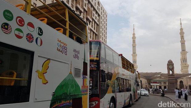 Ada Logo Bendera Indonesia di Bus City Tour Madinah