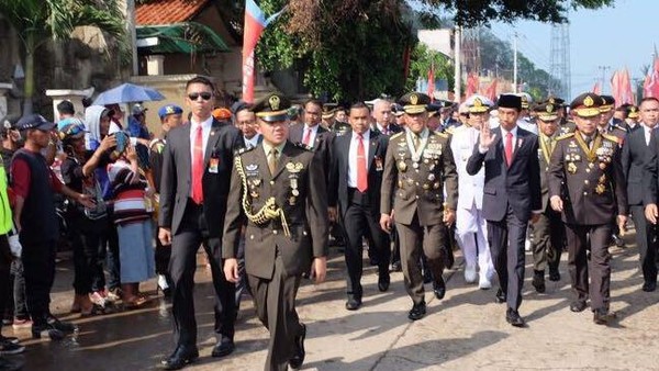 Foto: Momen Jokowi Jalan Kaki 2 Km Tembus Macet ke HUT TNI