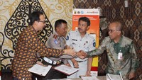E-Samsat dapat melakukan layanan penerimaan pembayaran Pajak Kendaraan Bermotor (PKB), Penerimaan Penerimaan Negara Bukan Pajak (PNBP), dan pembayaran Sumbangan Wajib Dana Kecelakaan Lalu Lintas Jalan (SWDKLLJ) yang bisa dilakukan melalui e-channel Bank DKI seperti ATM Bank DKI, EDC Bank DKI dan Mobile Banking yakni JakM. Foto: dok. Bank DKI