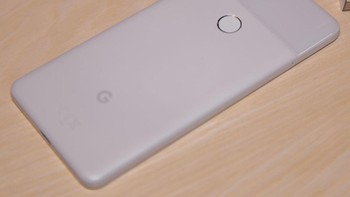 Sama seperti Pixel 2 XL, Pixel 2 mengusung kamera 12,2 megapixel dengan lensa f/1,8 dan optical image stabilization. Sedangkan kamera depannya 8 megapixel. Foto: Ars Technica