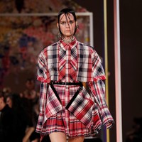 Koleksi Alexander McQueen Spring/Summer 2018 di Paris Fashion Week, Prancis, 2 Oktober 2017. Foto: REUTERS/Gonzalo Fuentes.