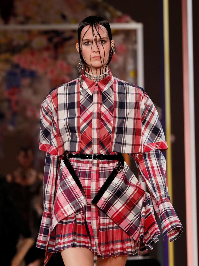 Koleksi Alexander McQueen Spring/Summer 2018 di Paris Fashion Week, Prancis, 2 Oktober 2017. Foto: REUTERS/Gonzalo Fuentes.