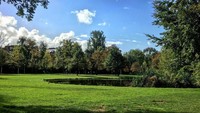 Jika New York punya Central Park, London punya Hyde Park, maka Amsterdam punya Vondelpark. Di taman ini, hampir semua orang bisa bersantai dan melakukan kegiatan yang menyenangkan. Turis, pasangan, pesepeda, para backpacker, anak-anak hingga orang tua sama-sama bisa merasakan atmosfer yang menyenangkan di Vondelpark (Dok. littlecamperbigd/Instagram)