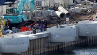 Tampak alat berat masih mengerjakan proyek revitalisasi Kali Besar.