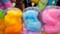 Cotton Candy muncul dalam film Killer Klowns from Outer Space. Badut-badut jahat menggunakan makanan ikonik karnaval yaitu cotton candy untuk menjebak warga kota. Di atas kapal, mereka menyiapkan banyak kepompong dari cotton candy beserta senapan popcorn. Foto: iStock