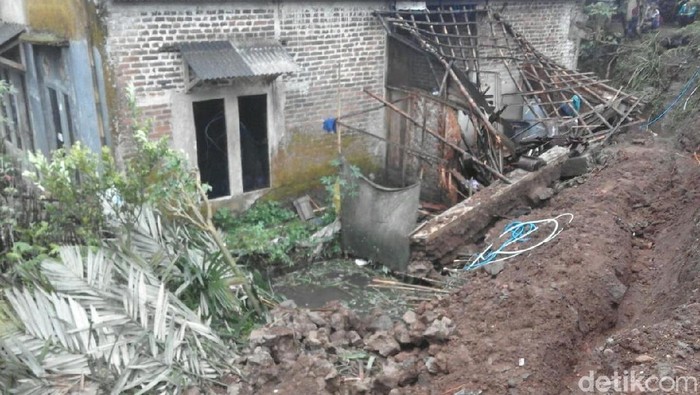 Longsor Menimbun 1 Rumah di Banjarnegara