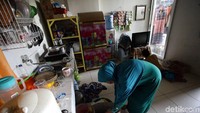 Kepala Unit Pengelola Rumah Susun (UPRS) RJB, Vita Nurviatin mengatakan, dari 512 unit yang terisi warga relokasi dari Kampung Pulo, sebanyak 237 unit menunggak sewa. Total hunian di rusun RJB 518 unit.