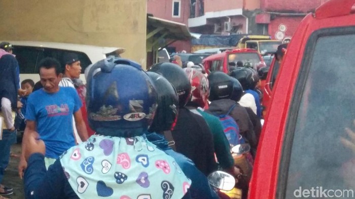 Jelang Perayaan HUT TNI Ke-72, Lalin Menuju Dermaga Merak Macet