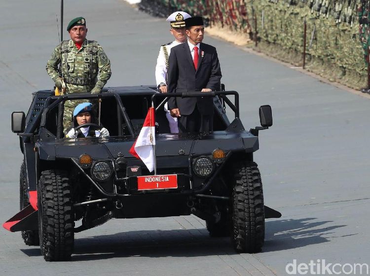 Foto: Gahar! Begini Mobil Inspeksi Pasukan yang Ditumpangi Jokowi