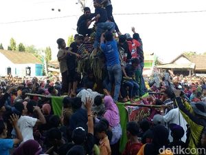 Berebut Gunungan di Makam Troloyo Mencari Berkah
