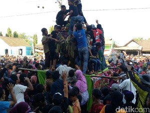 Berebut Gunungan di Makam Troloyo Mencari Berkah