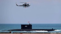 Kapal Selam Nagapasa 403 terbaru milik TNI AL turut memeriahkan ulang tahun TNI di Cilegon Banten.