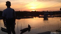 Pengunjung pun bisa duduk di tempat yang rindang atau di batu-batu besar yang menjadi tanggul yang menghadap langsung ke laut (Datuk Haris/detikTravel)