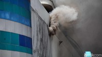 Asap masih mengepul di sejumlah titik.