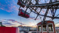 Misalnya saja, pernah ada yang tewas gantung diri di sini sampai tema bianglala yang berbeda tentang sejarah Wina. Sambil wisata, juga bisa belajar sejarah di sini! (Wiener Riesenrad)